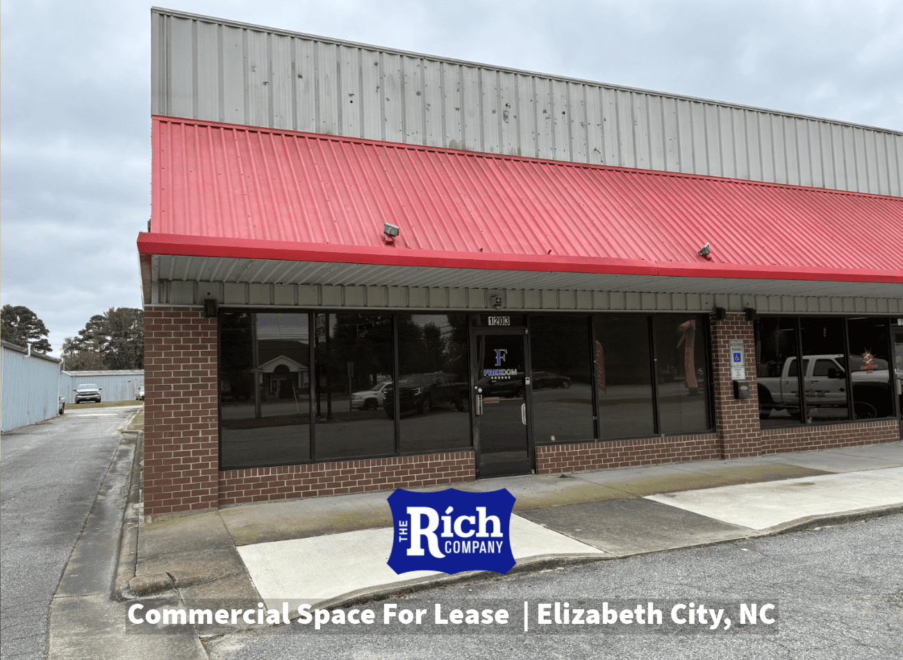 Commercial Space For Lease in Elizabeth City -Highly visible retail space on Ehringhaus Street, one of Elizabeth City’s main commercial corridors. This 1,811 sqft commercial space features a spacious 42′ x 28′ showroom/display area, two restrooms, and a 15′ x 28′ rear storage room, perfect for retail, showroom, or service-oriented businesses.